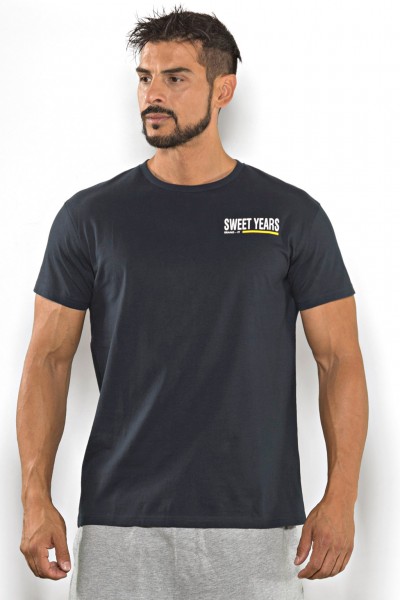 Acquista subito questa t-shirt Sweet Years da uomo in cotone girocollo tinta unita con stampa scritta sul petto.