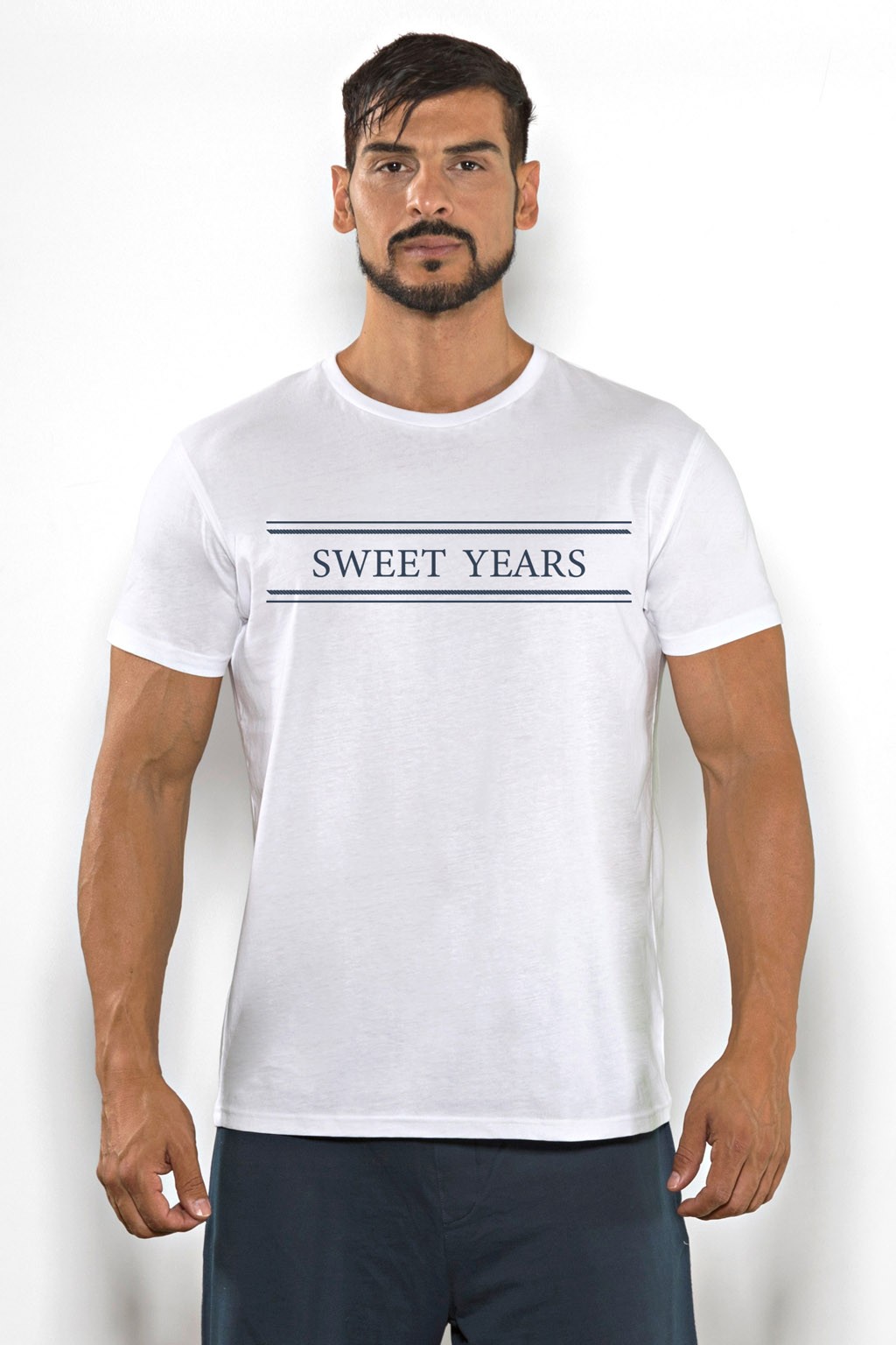 Acquista subito questa t-shirt Sweet Years da uomo in cotone girocollo tinta unita con scritta stampata sul petto.