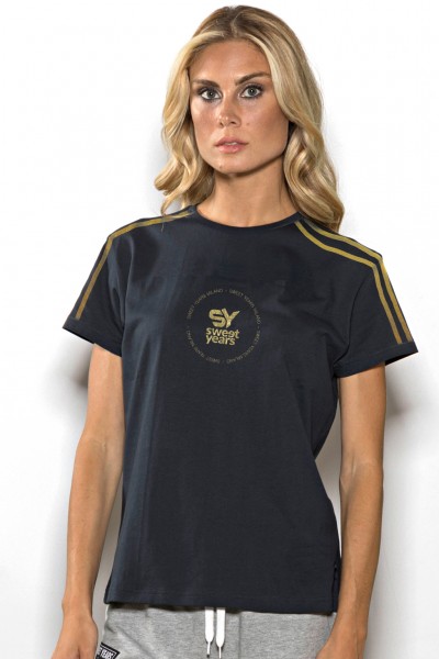 T-shirt girocollo donna in cotone tinta unita con stampa Sweet Years centrale e profili dorati in contrasto.
