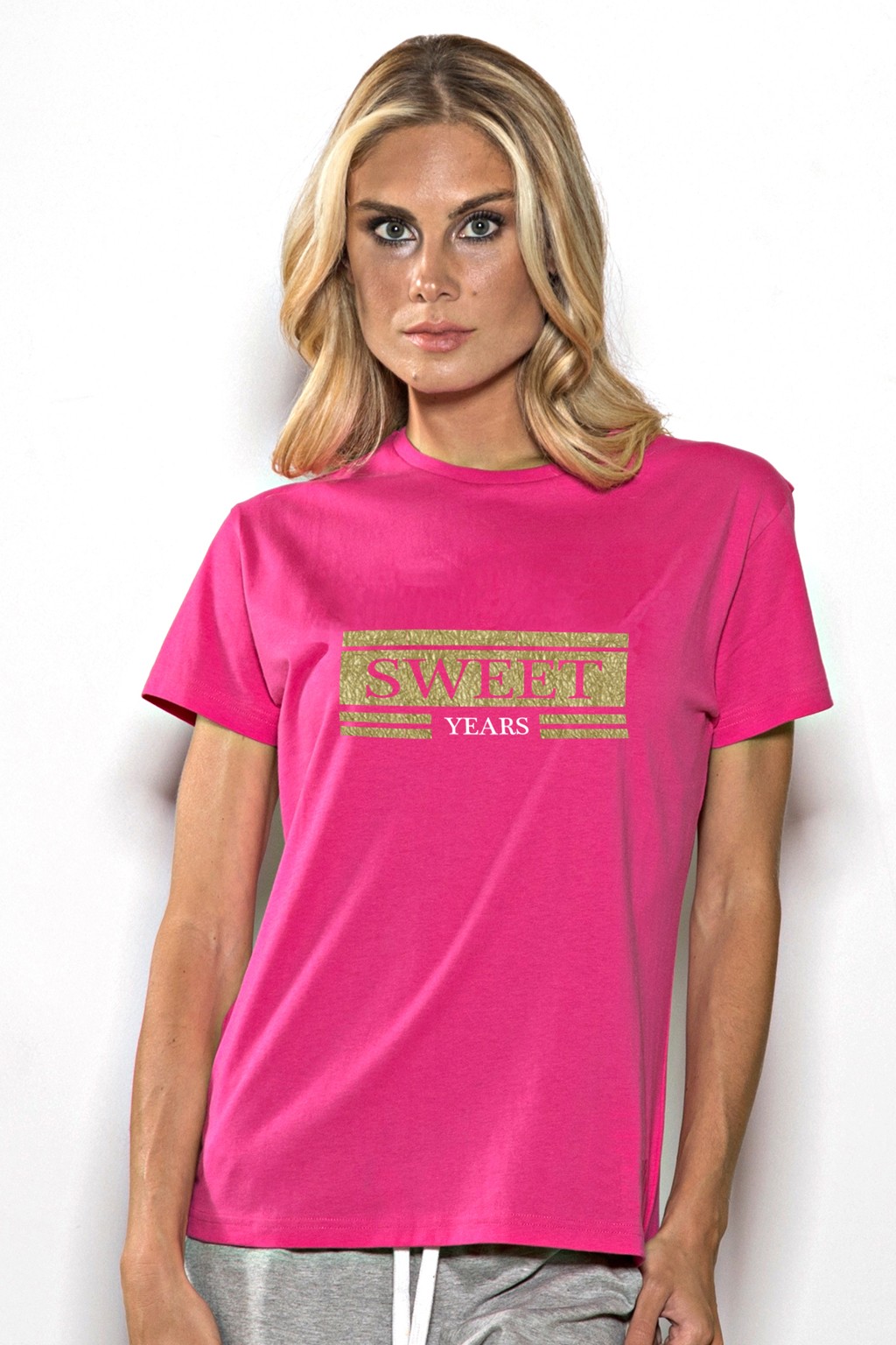 T-shirt girocollo donna in cotone tinta unita con stampa Sweet Years centrale dorata.