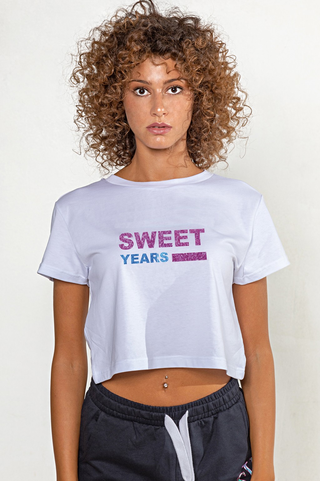 T-shirt corta girocollo donna in cotone tinta unita con stampa multicolor.