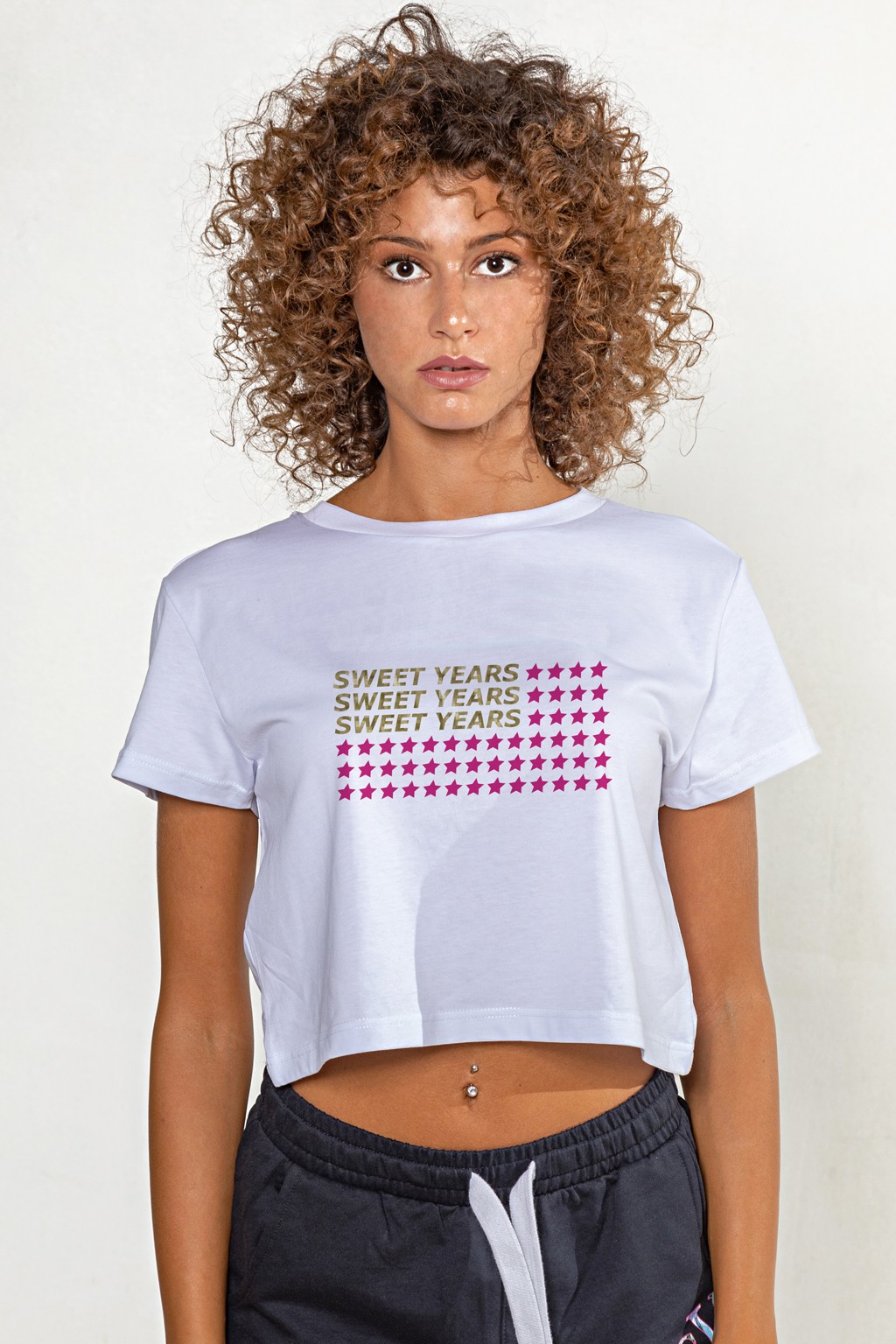 T-shirt corta girocollo donna in cotone tinta unita con stampa multicolor.