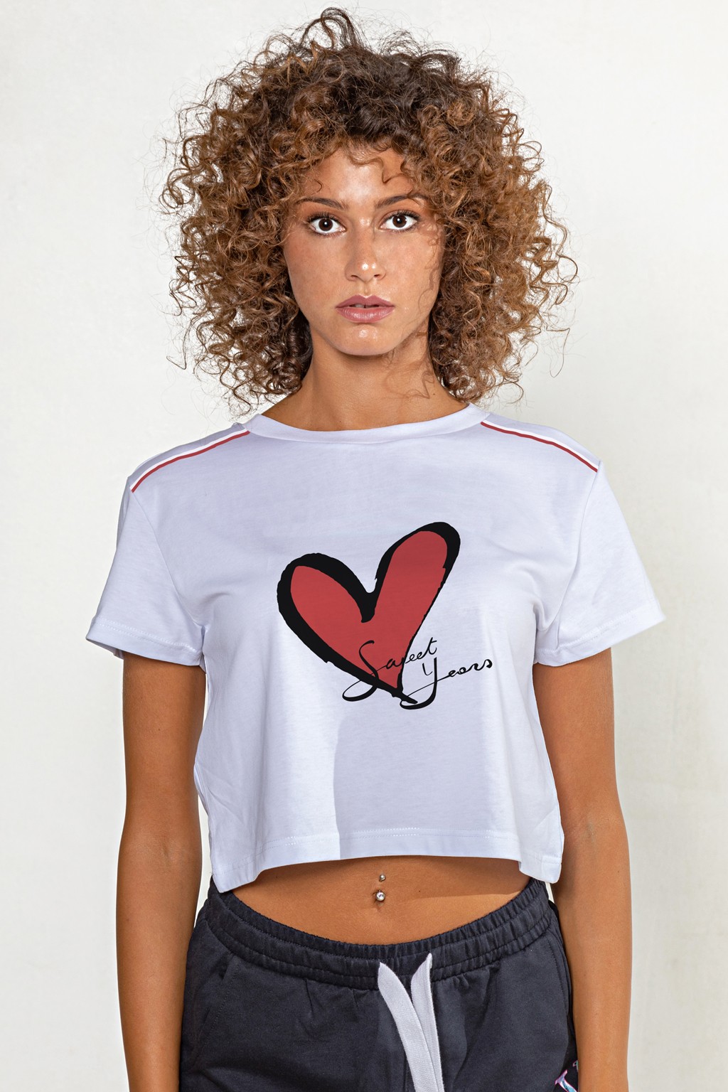 T-shirt corta girocollo donna in cotone tinta unita con stampa cuore.