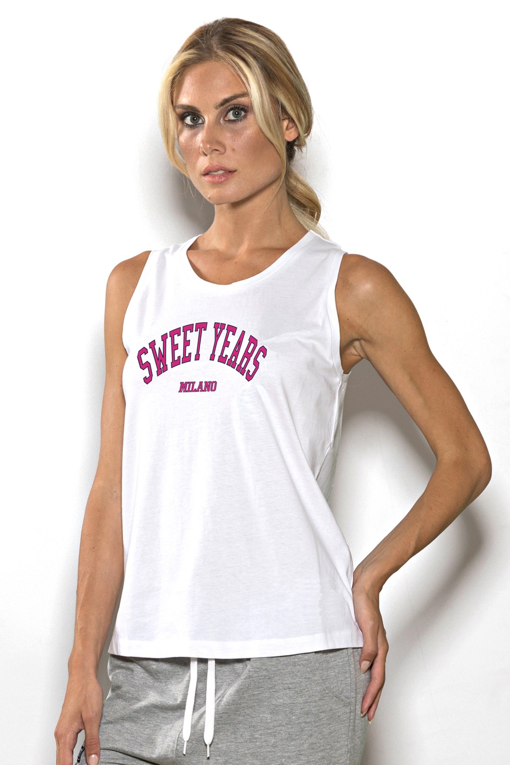 Canotta con spalla larga in cotone bianco con scritta in contrasto sul fronte Sweet Years.