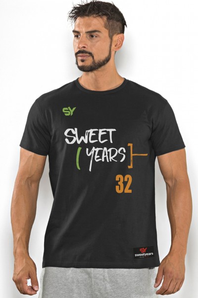 Acquista subito questa t-shirt Sweet Years da uomo in cotone girocollo tinta unita con stampa scritta sul petto.