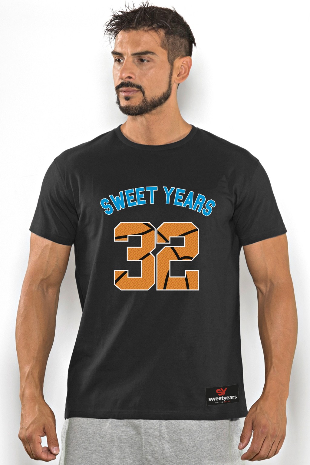 Acquista subito questa t-shirt Sweet Years da uomo in cotone girocollo tinta unita con stampa scritta sul petto.