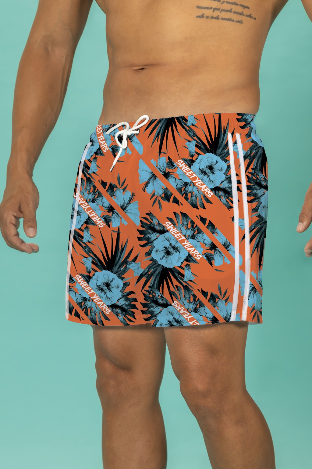 Boxer da mare da uomo fantasia a fiori con coulisse e bande laterali in contrasto Sweet Years.